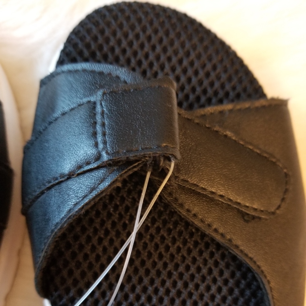 Bamboo Black Cushioned Sandals Snap Closure New - Picture 2 of 6